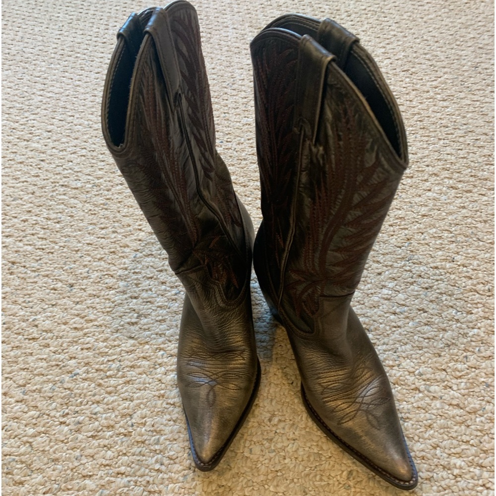 Metallic Penny & Kenny Pilgrim Pewter cowboy boots in good condition.